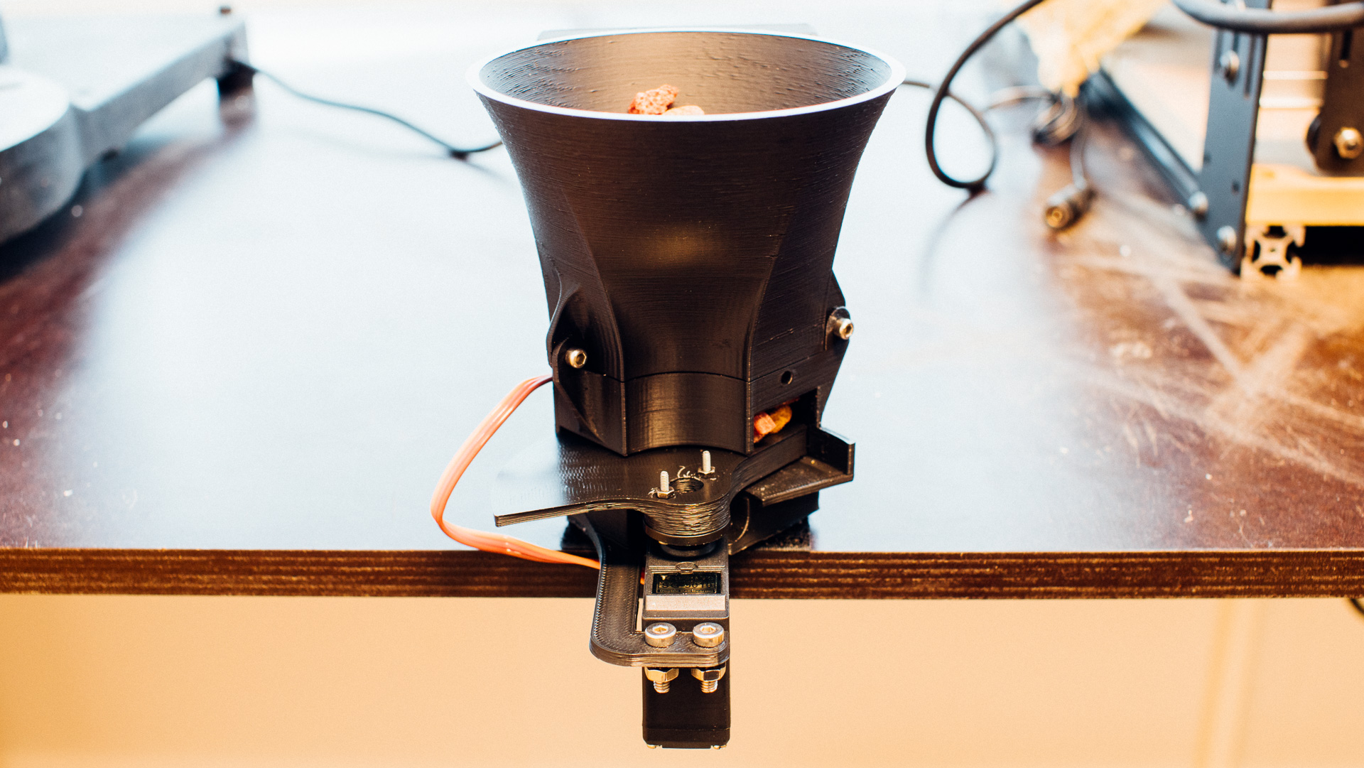 An application scenario or product detail of animal automatic feeder - Image 15