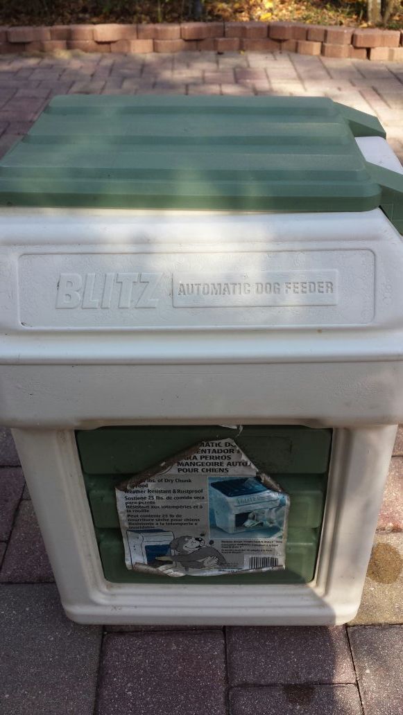 An application scenario or product detail of blitz automatic dog feeder - Image 13
