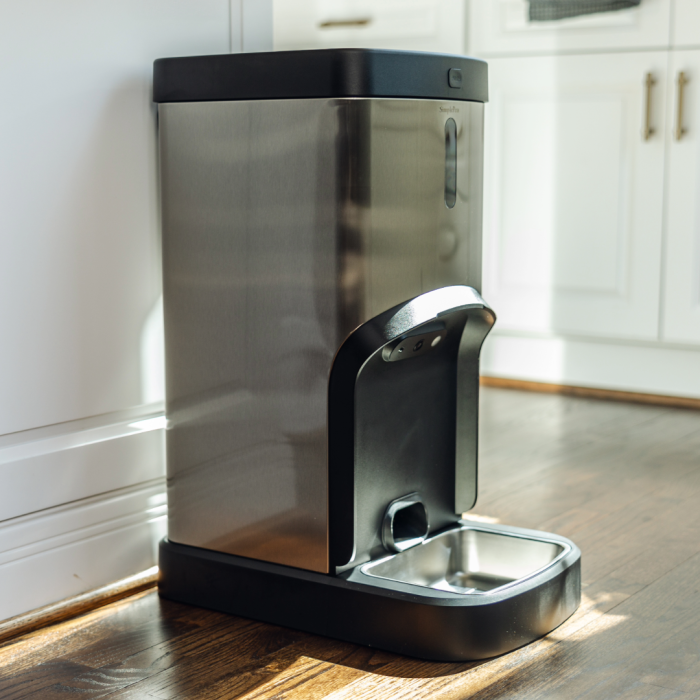 An application scenario or product detail of dog smart feeder - Image 4