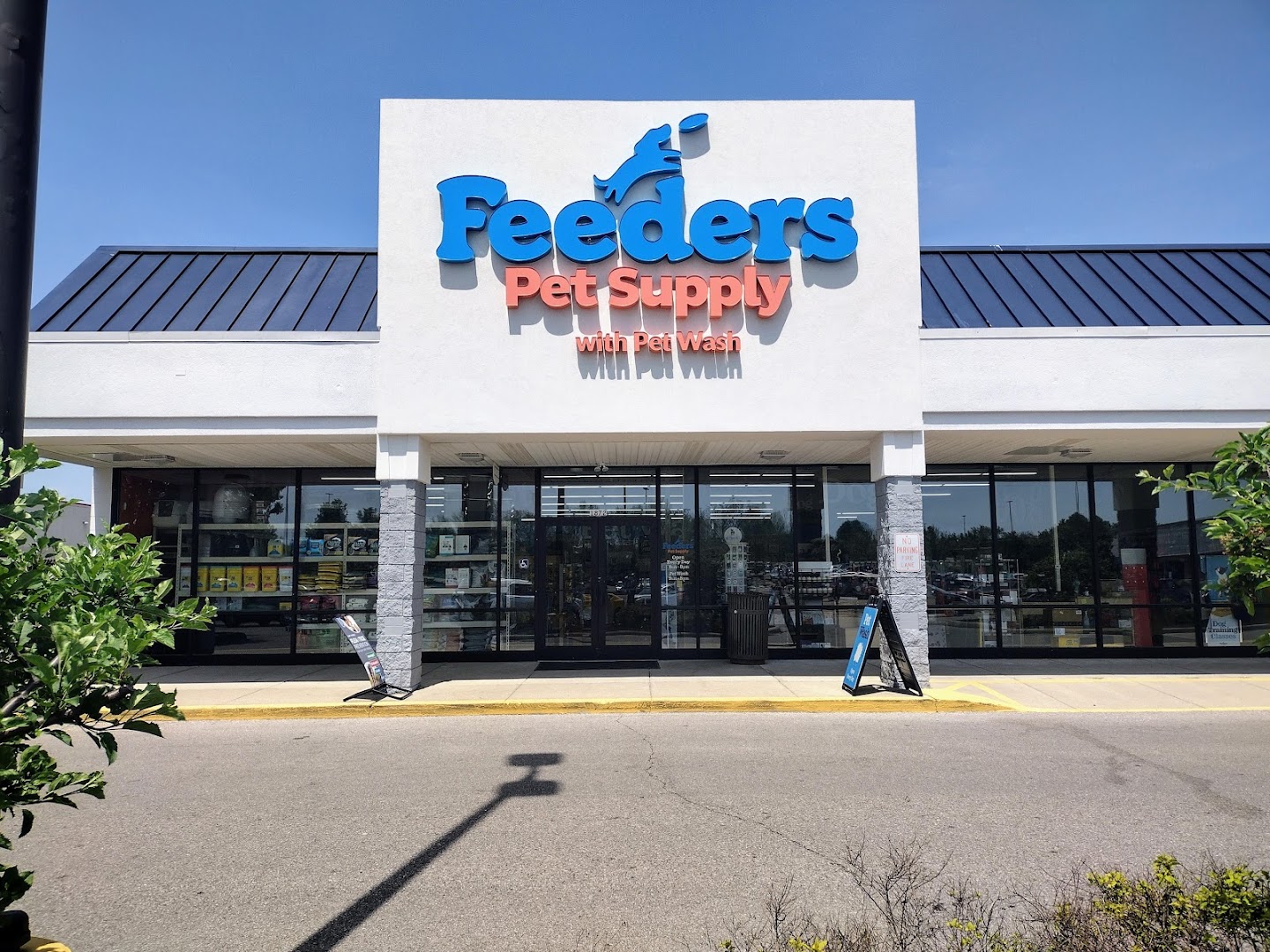 An application scenario or product detail of feeders pet supply locations - Image 9
