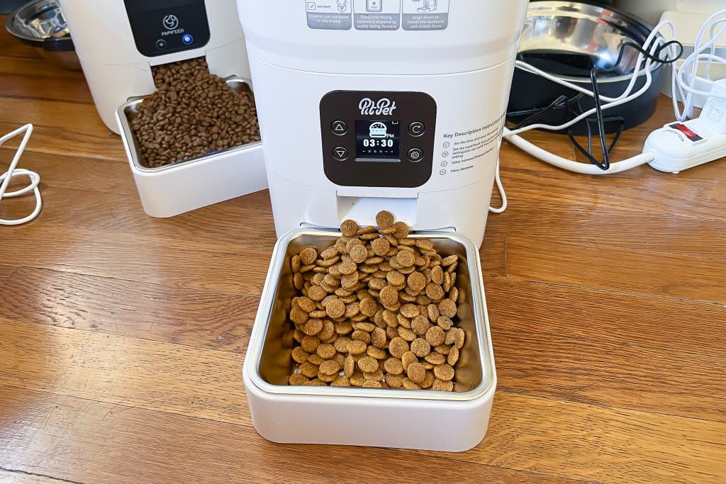 An application scenario or product detail of pet food dispensers - Image 8