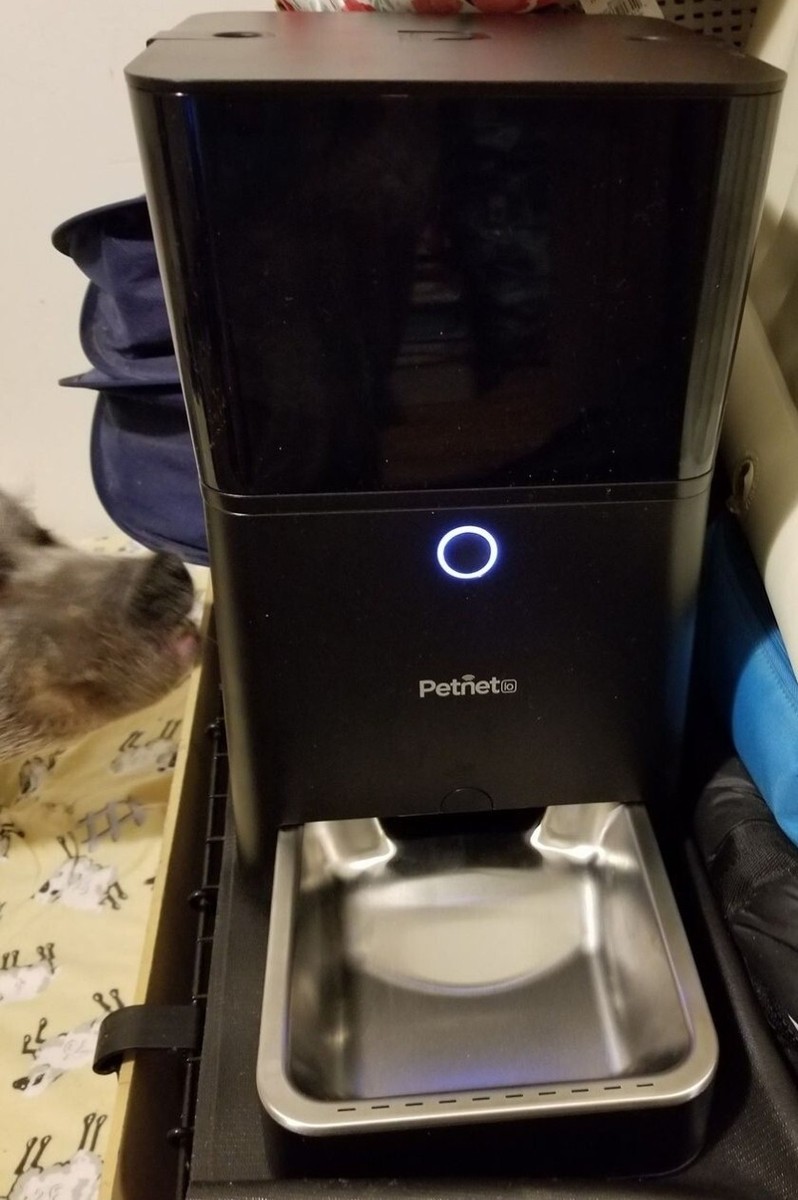 An application scenario or product detail of petnet smart feeder - Image 3