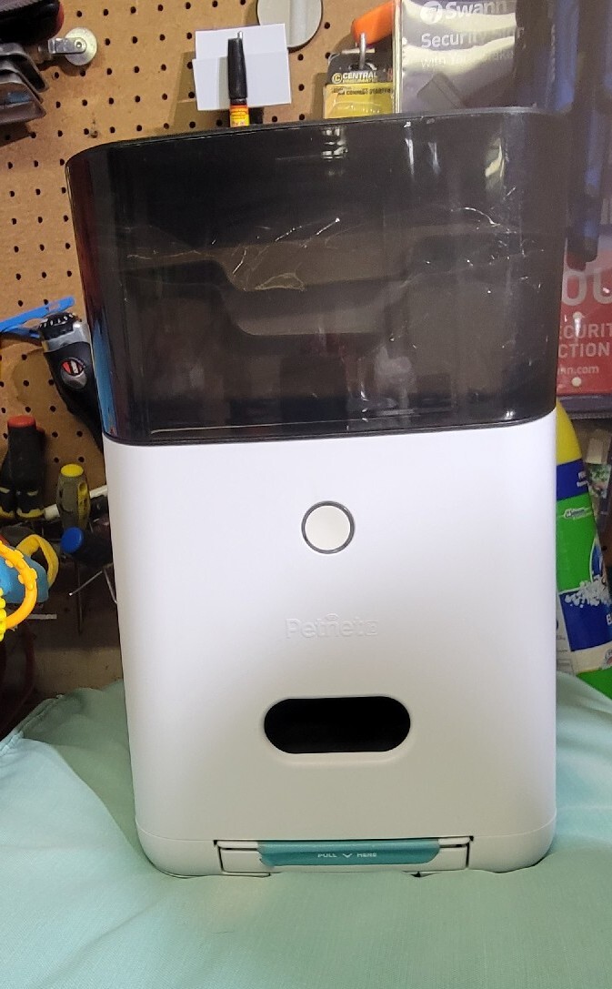 An application scenario or product detail of petnet smart feeder - Image 13