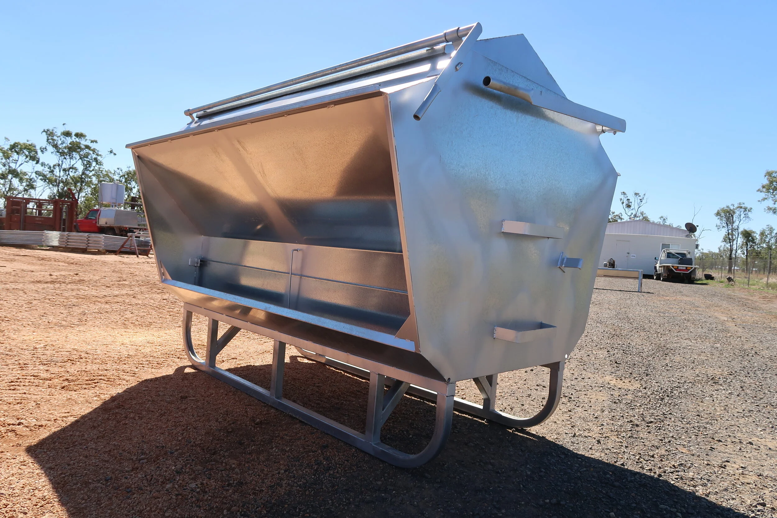 An application scenario or product detail of self feeder - Image 4